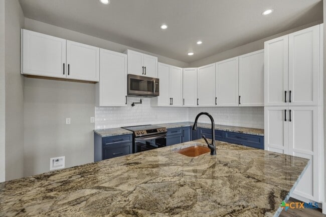 Building Photo - 1216 Canyon Lake Dr