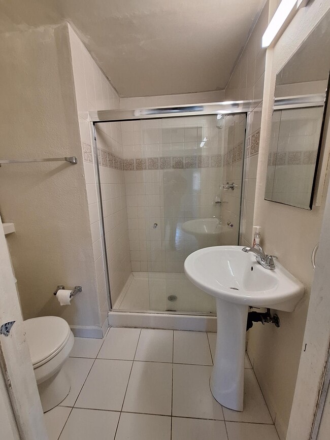 Building Photo - 954 Surrey Dr