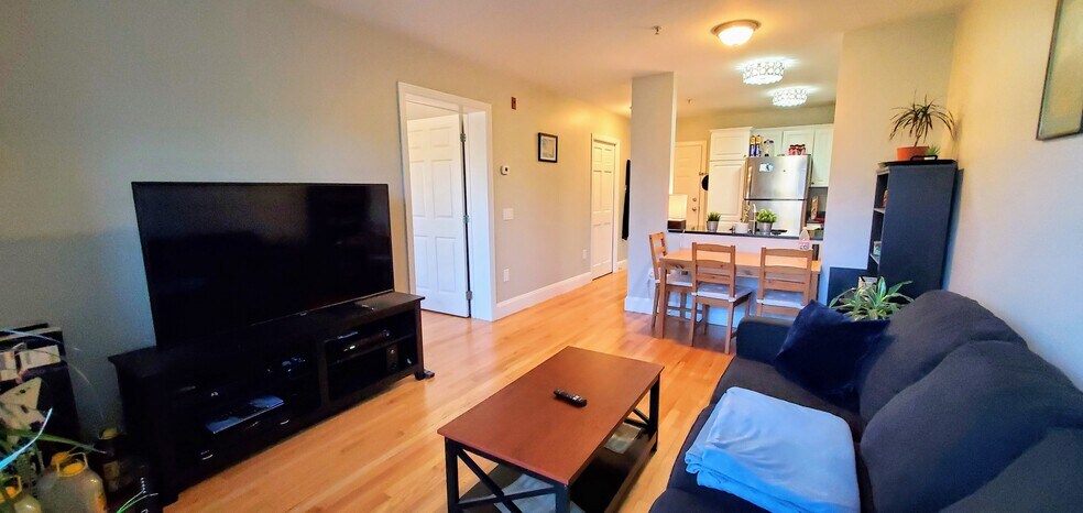 Building Photo - 145 Bennington St