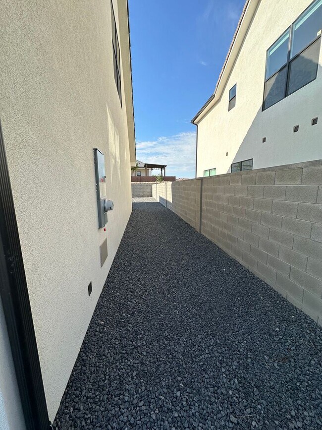 Building Photo - Desert Horizon!! BEAUTIFUL BRAND NEW 4 bed...