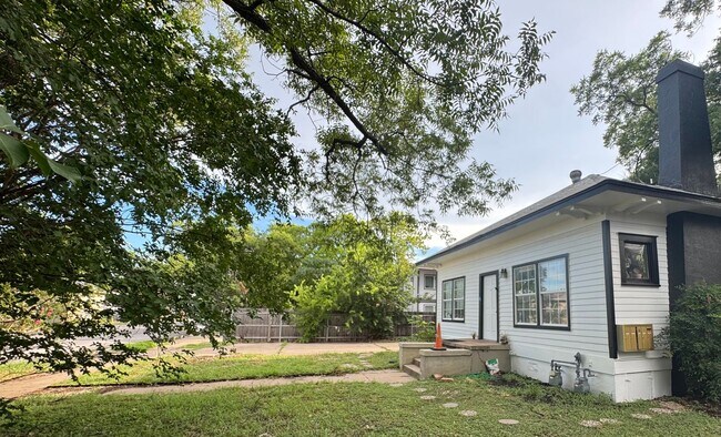 Building Photo - 4 Bedroom With Fenced Yard and Off-Street ...