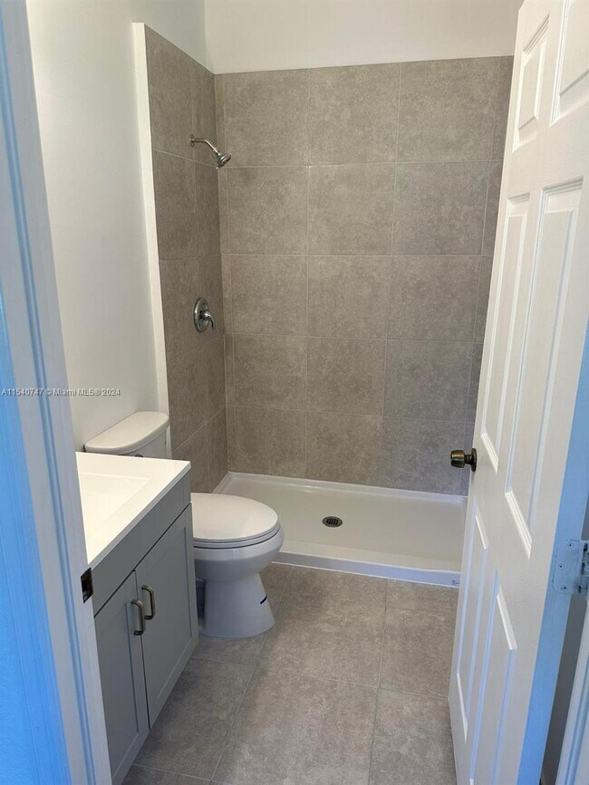 Building Photo - 1650 NE 33rd Rd