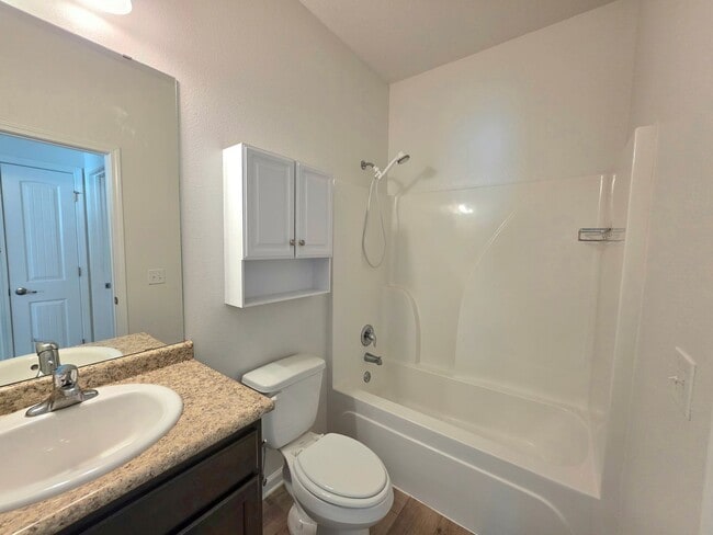 Building Photo - Spacious 2-Bedroom Duplex