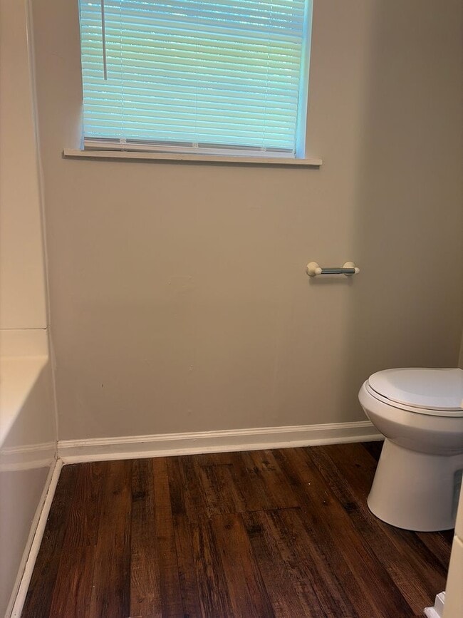 Building Photo - ***AVAILABLE NOW!!*** BEMIS LOCATION- PERFECT 3 BEDROOM FAMILY HOME!!!!