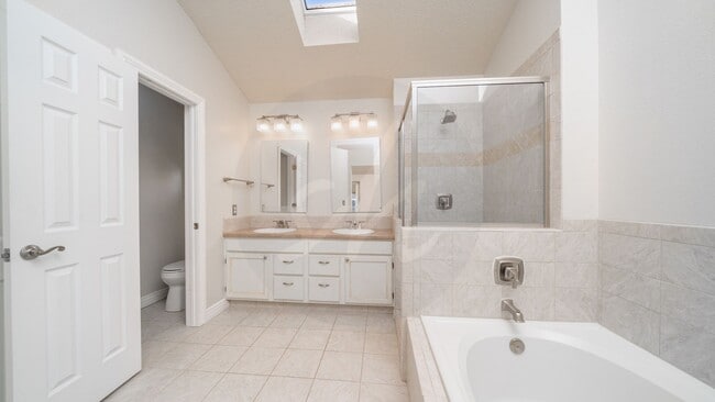 Building Photo - Westside 5 Bedroom Home Nestled Near Ute V...