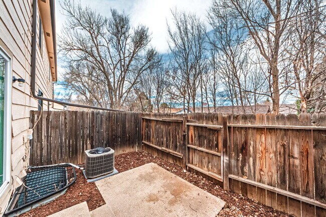 Building Photo - Beautiful Townhome with 3bedrooms and 3 bathrooms, and 1 car garage for rent.