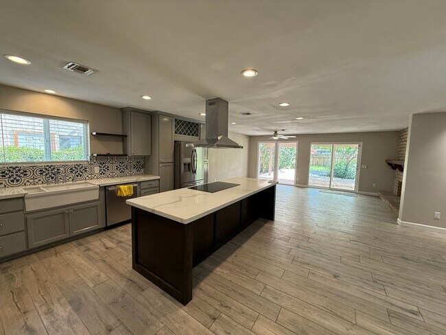 Building Photo - Luxury 4 Bedroom in Country Estates