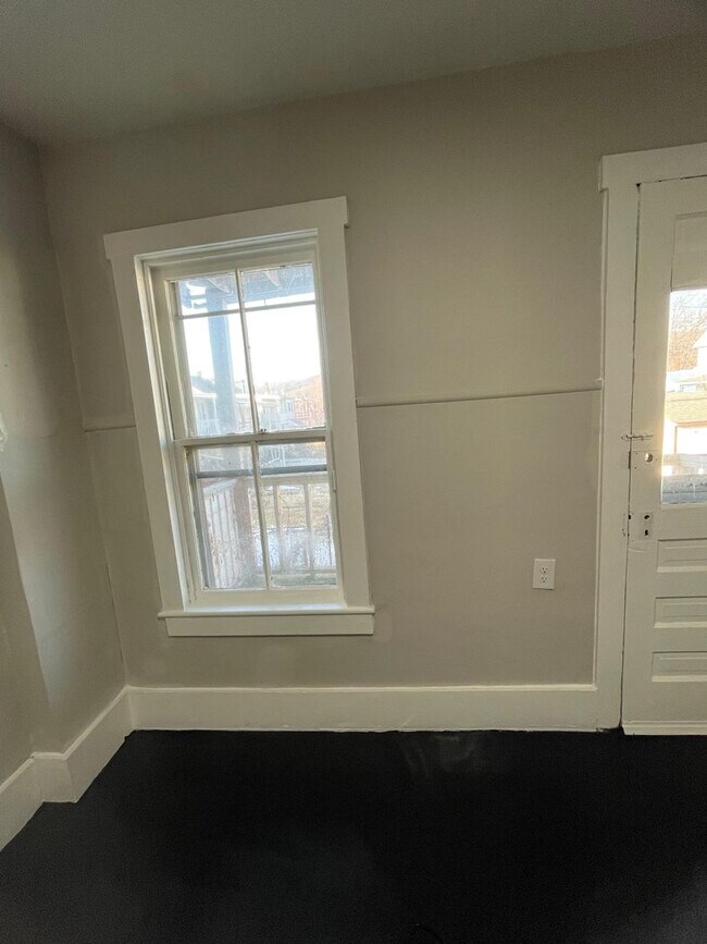 Building Photo - Newly Renovated 3BR Home – Move-In Ready