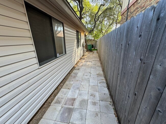 Building Photo - 9538 Cloverdale