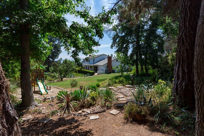 Building Photo - Georgian Colonial in Mt Helix