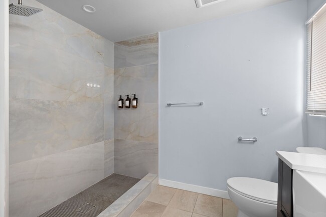 Building Photo - 3 Bedroom, 2 Bathroom apartment in a prime...