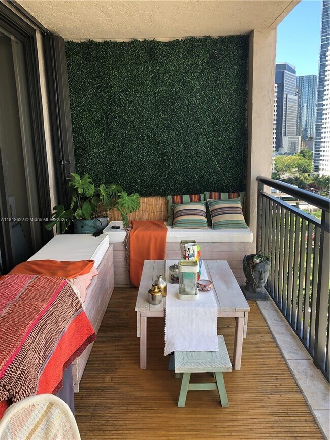 Building Photo - 540 Brickell Key Dr