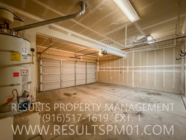 Building Photo - Lovely Courtyard Home 3 Bedroom w Bonus Rm