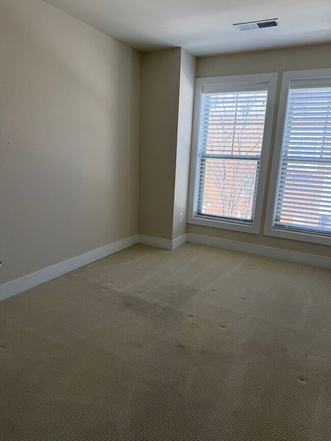 Building Photo - 4 LEVEL TOWNHOUSE WITH 2 CAR GARAGE, WALKING DISTANCE TO DOWNTOWN CROWN