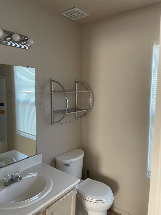 Building Photo - Convenient Westside location!