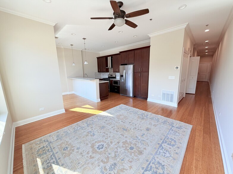 Building Photo - 1002 W Van Buren St