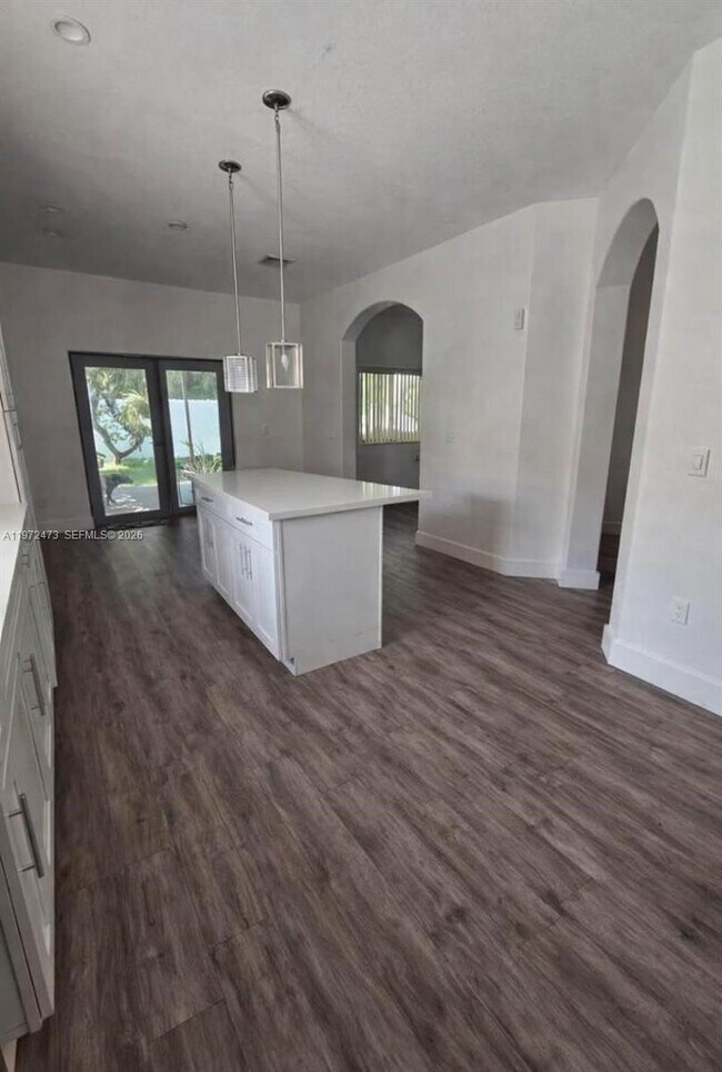 Building Photo - 718 SE 12th Ter