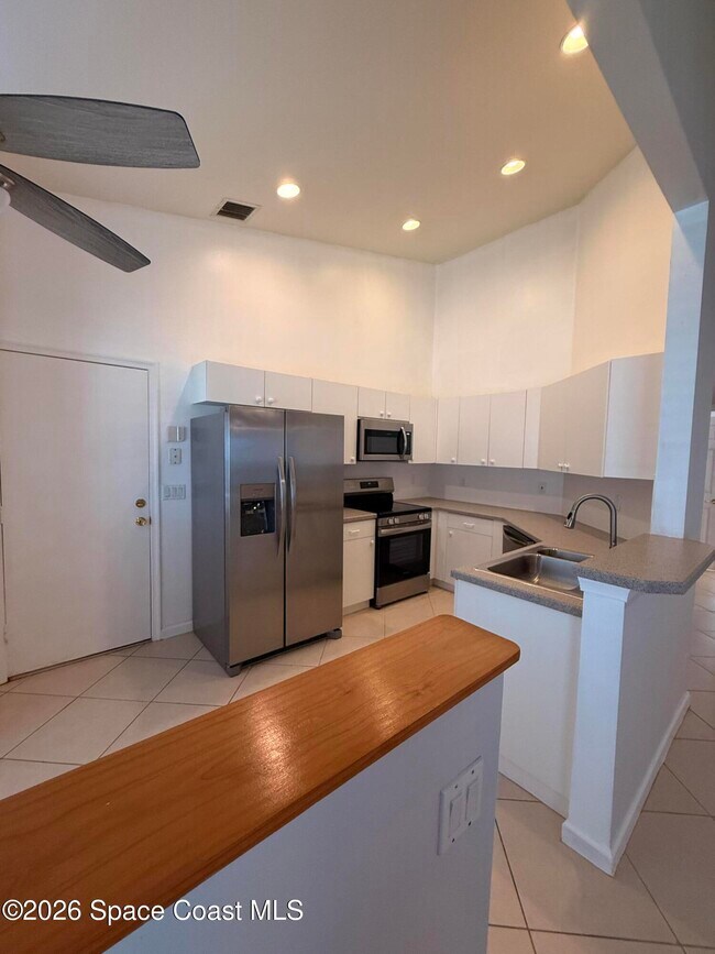 Building Photo - 633 NW Whitfield Way