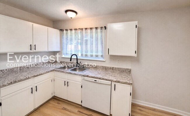 Building Photo - 3 Bed, 4 Bath Home with Fenced Yard & Garage / Pet-Friendly / Available Soon!