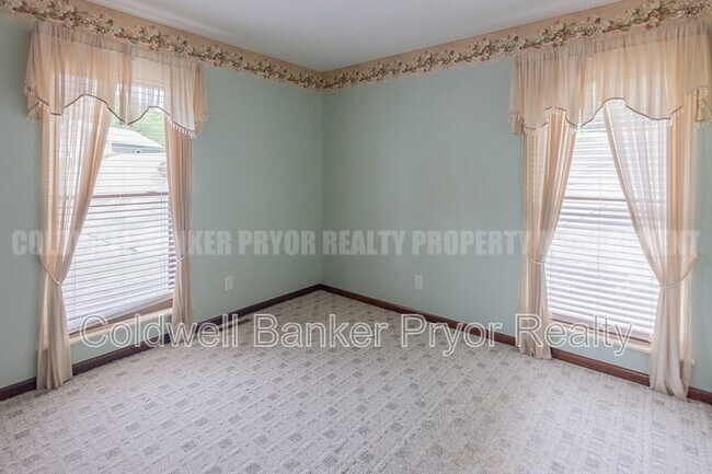 Building Photo - 165 Lakeshore Ct