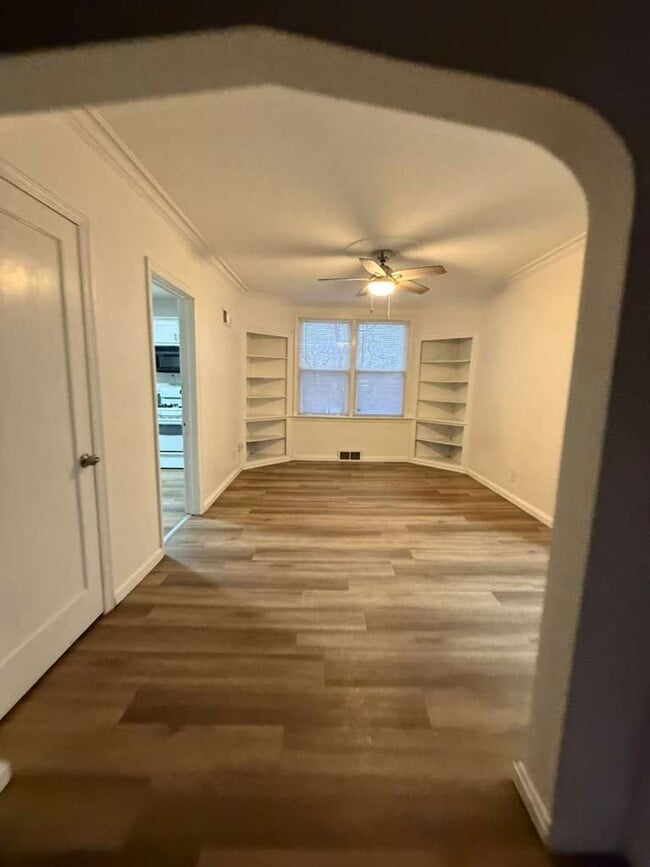 Building Photo - "Cozy 2-Bedroom, 1 bath Retreat with Fireplace Charm!"  One car garage, section 8 ok.