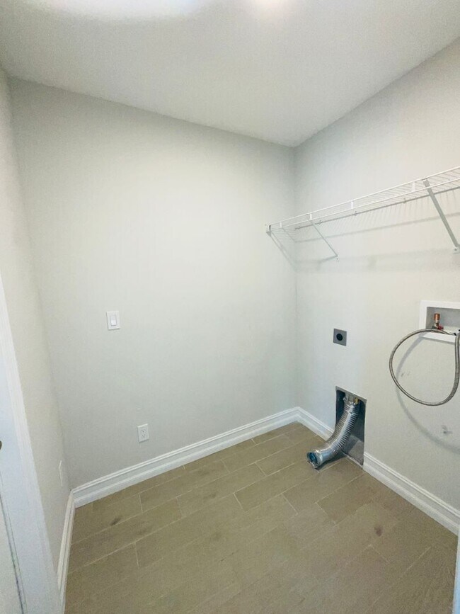 Building Photo - 4/2.5/2  Home off of California Blvd.