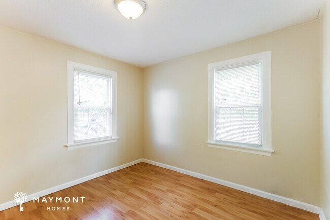 Building Photo - Charming 3 Bedroom Home