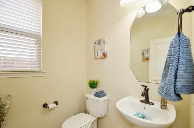 Building Photo - 25935 Foxrun Vista Dr