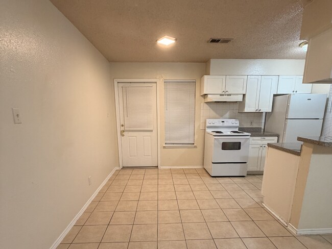 Building Photo - Bright & Inviting 2-Bedroom Duplex in a Highly Desirable Central Location