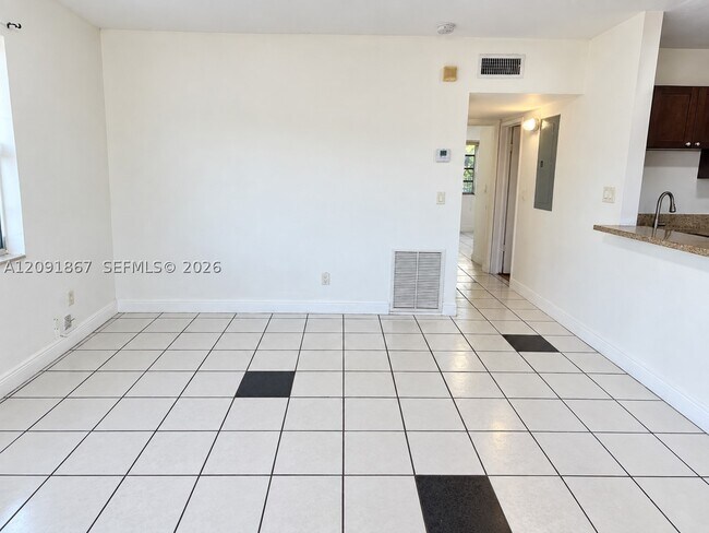 Building Photo - 1525 NE 154th St