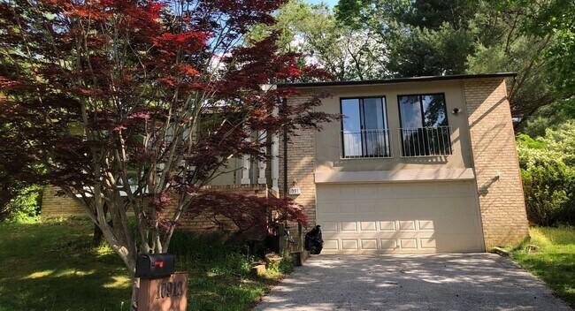 Building Photo - Spacious Potomac Beauty backs to Golf Course