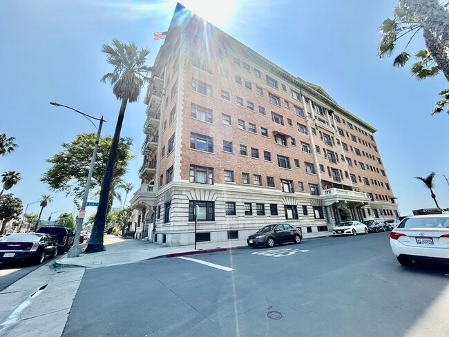Building Photo - 7th Floor Studio Condo in Historic Buildin...