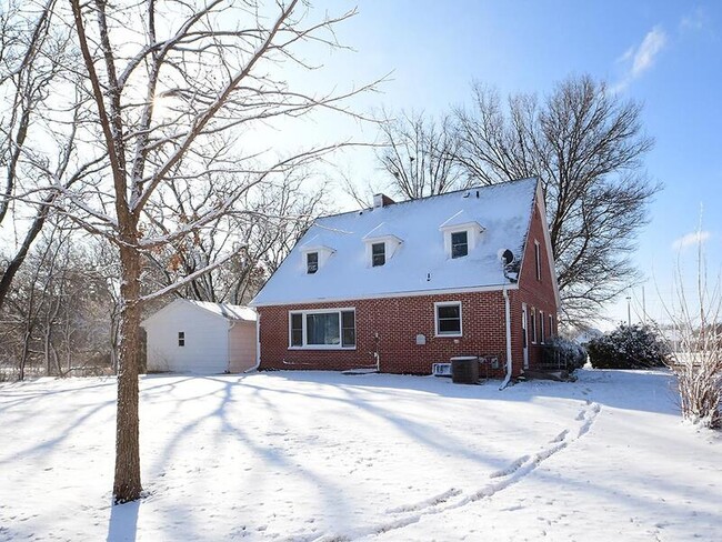 Building Photo - 705 E 9th St