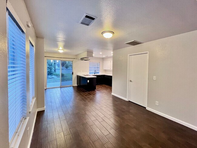 Building Photo - $2,250 Champlain Dr. & Fort Washington, 3 Bedrooms - Canyon Creek Ln, Fresno / Woodward Lake Comm...