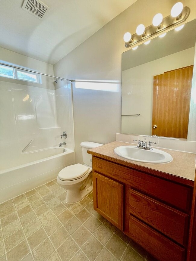 Building Photo - 3bed/2bath Rancher Style Home in Post Falls