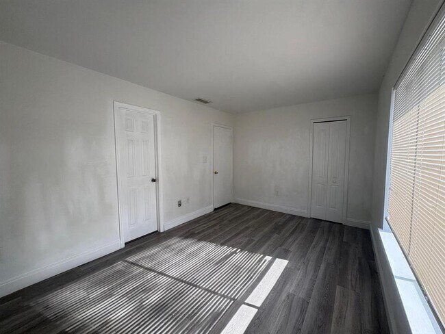 Building Photo - 4033 Henley Rd