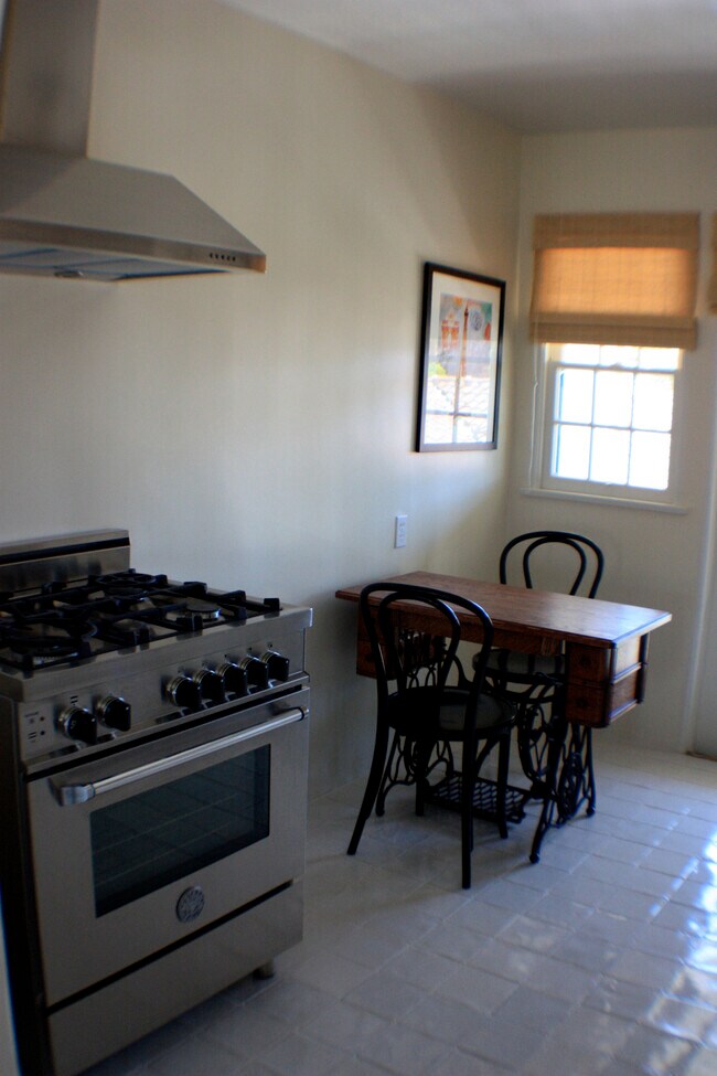 Building Photo - 119 W Mason St