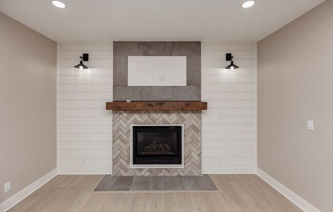 Building Photo - THOUGHTFULLY UPDATED!! 4 Bedroom, 3 Bathroom Home in Urbandale!