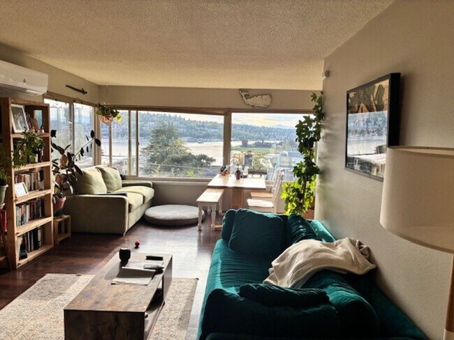 Building Photo - 1 Bedroom 1 Bathroom Eastlake Condo W/ Stunning Views