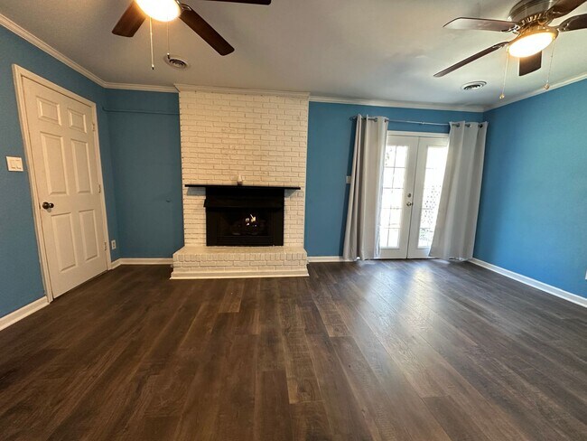 Building Photo - Beautiful 4 Bed / 2.5 Bath w/ 2-car garage & fenced yard –  Move-In Ready!