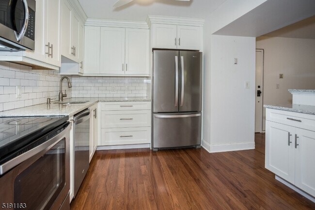 Building Photo - 41 Mt Kemble Ave