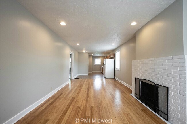 Building Photo - Charming 2-Bedroom Home with Hardwood Floo...