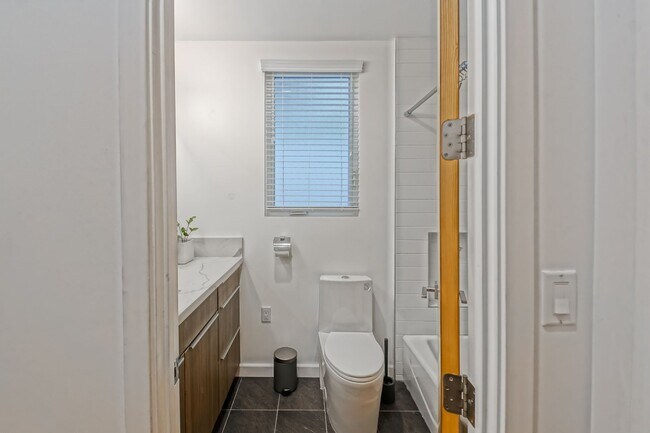 Building Photo - Custom, Modern & Spacious Tri-Level Home w...