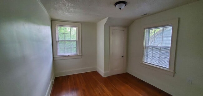 Building Photo - 6 Bedroom 2 Bathroom Single Family Home