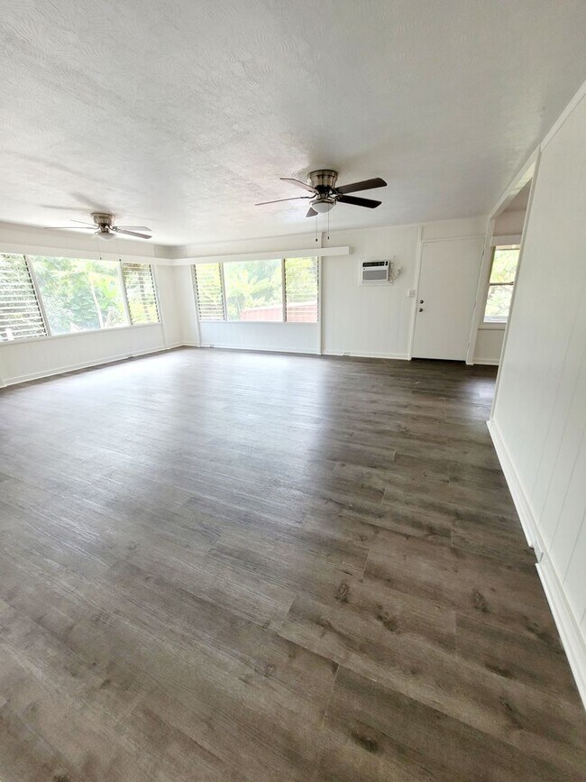 Building Photo - AVAILABLE NOW | 3 BED, 2 BATH HOME | Location: North Shore | Drive Up Parking Spaces, & Large Enc...