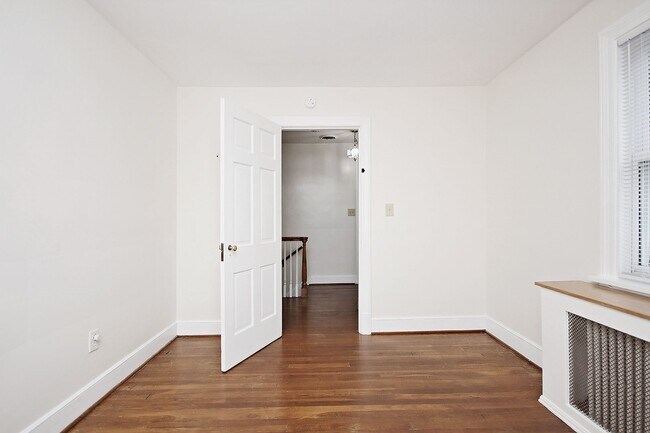 Building Photo - Student-Friendly Home in Desirable Univers...