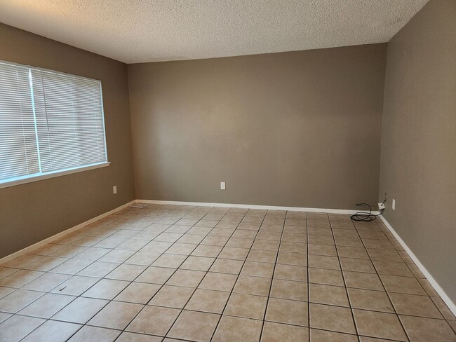 Building Photo - 3 Bdrm, 2 bath off Meadowview - semi remod...