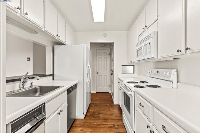 Building Photo - Nor Cal Realty Inc, 3BD 2 BTH condo ***Mes...