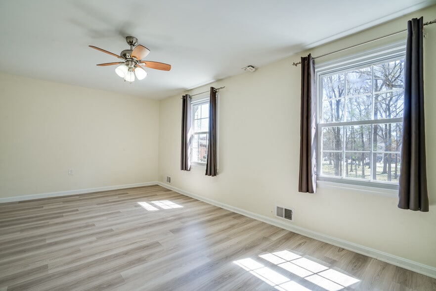 Building Photo - 7913 Central Park Cir