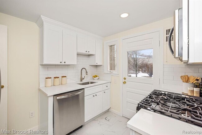 Building Photo - 695 Graefield Ct